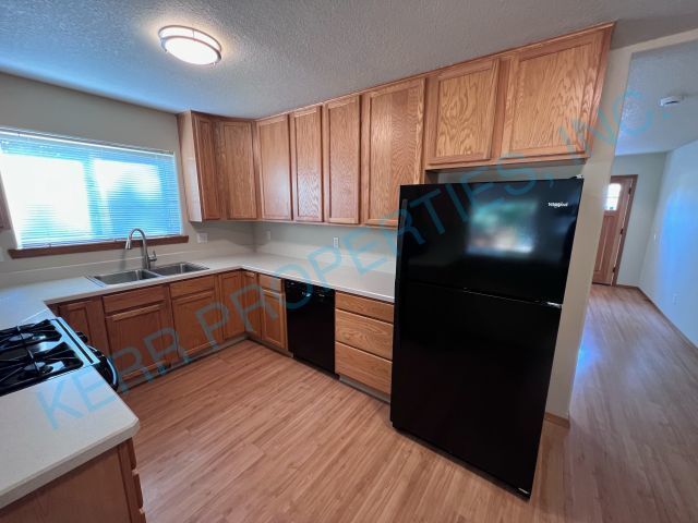 Building Photo - Beautiful 1704 sq ft 3 bedroom home locate...