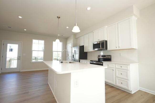Building Photo - A large spacious home in Arbor St!