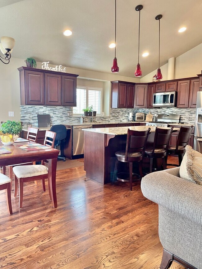 Foto del edificio - Luxury Fully Furnished 4-Bedroom Home for Rent – Clinton, Utah