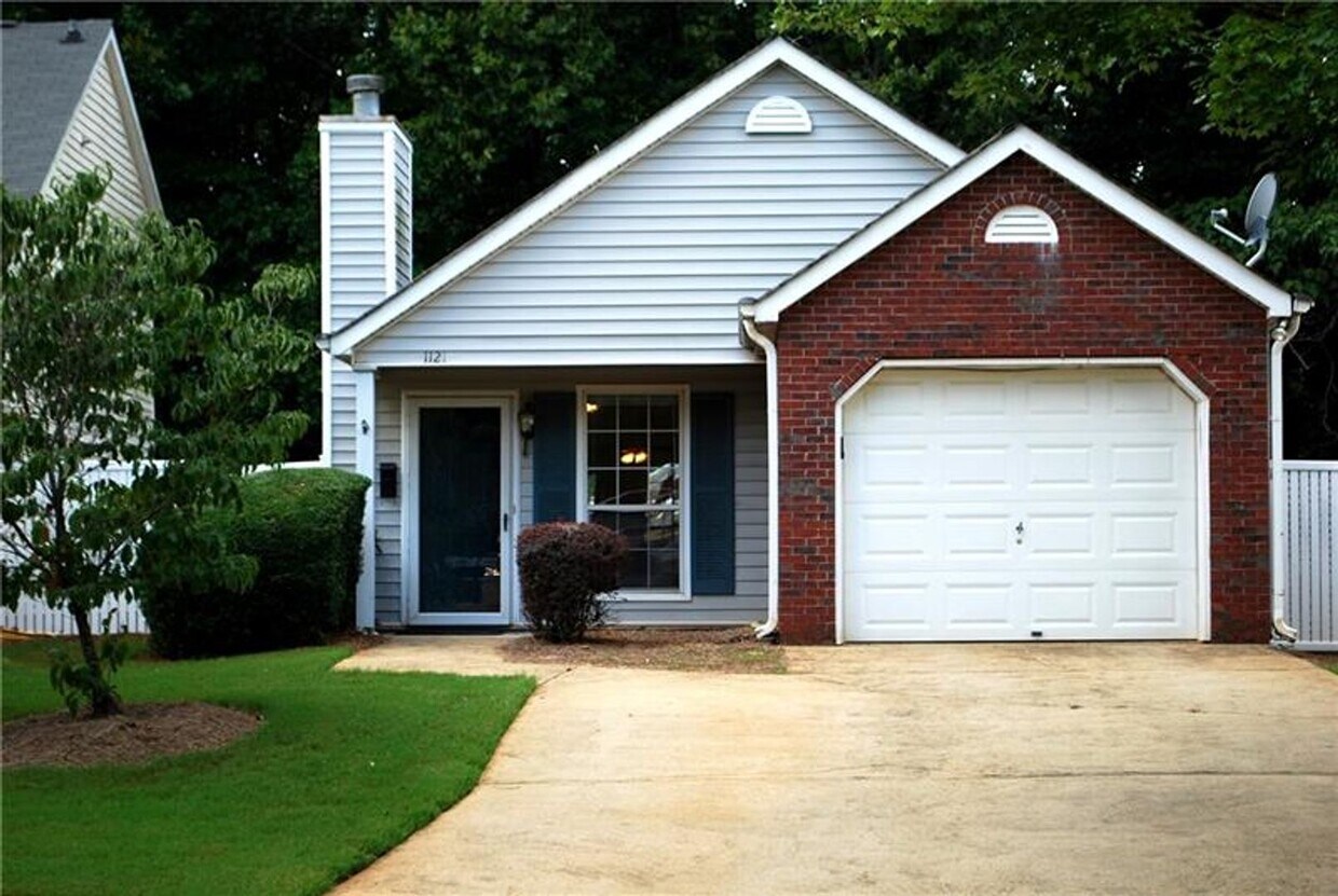 Primary Photo - 2 bed/2 bath bungalow in the wonderful Bri...