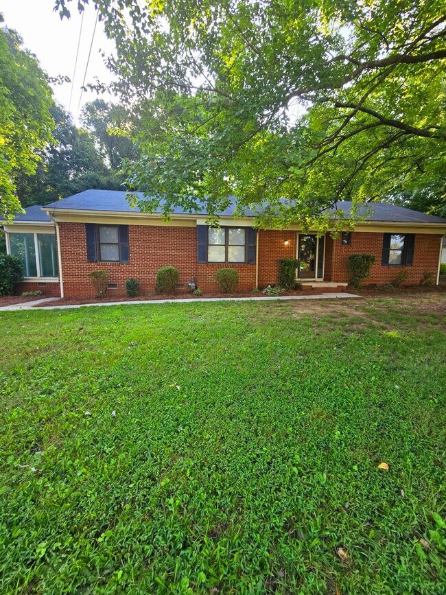 Building Photo - Newly renovated home in convenient location