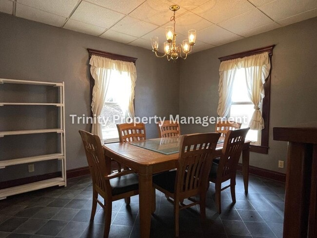 Building Photo - 331 Simpson Ave