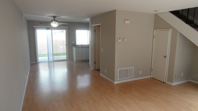 Building Photo - YORKTOWN VILLAS 2 BEDROOM TOWNHOME.