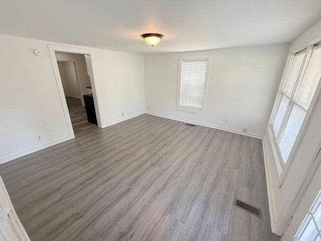 Building Photo - Charming, spacious 3-Bedroom Home in Central Columbia