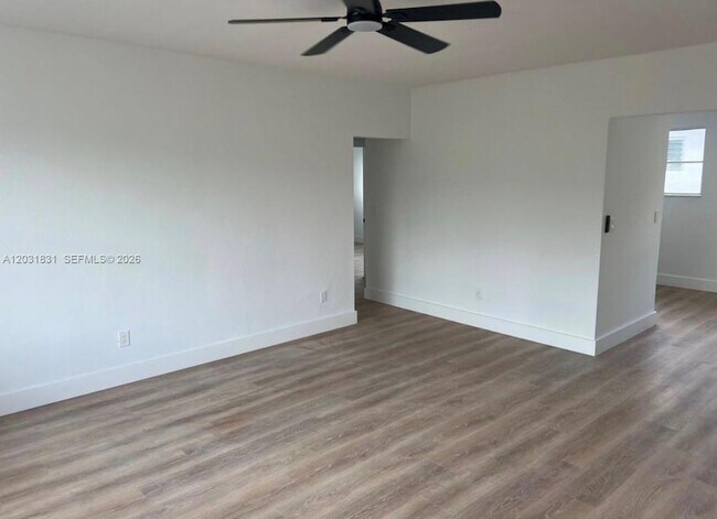 Foto del edificio - 7730 Byron Ave