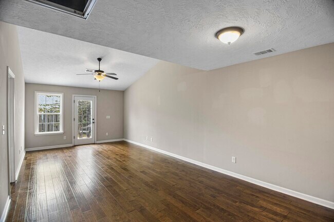 Building Photo - 112 Satomi Way SE