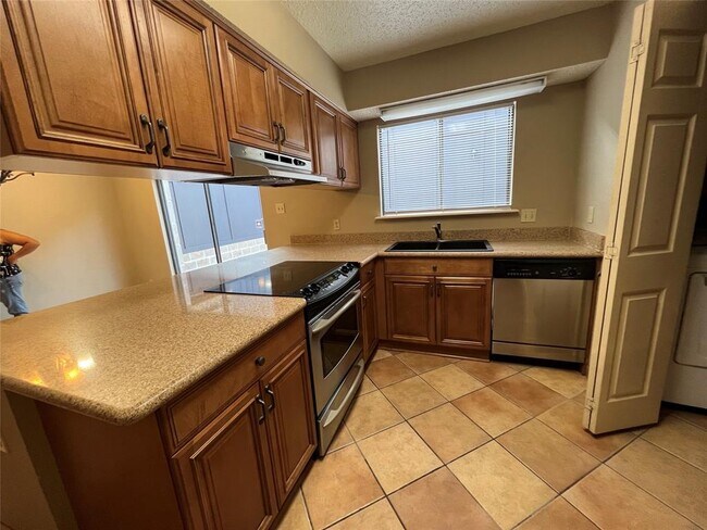 Building Photo - 508 Hickory Dr