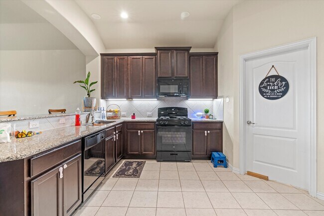 Foto del edificio - 7911 Wood Hollow Dr