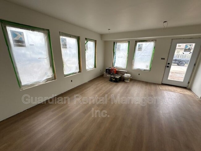 Building Photo - 1101 Frederica St W