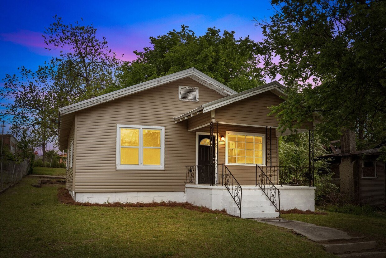 Primary Photo - Charming 4 Bedroom, 1 Bathroom house
