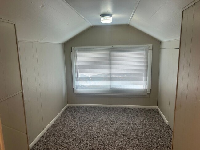 Building Photo - Beautifuly updated 2 Bedroom home with bac...