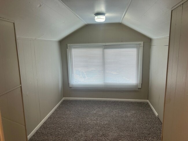 Foto del edificio - Beautifuly updated 2 Bedroom home with bac...