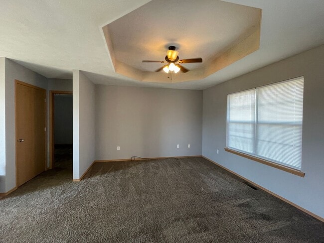 Building Photo - 3 Bedroom Home in Clever Available Now!