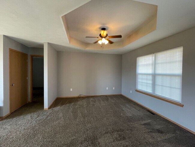 Foto del edificio - 3 Bedroom Home in Clever Available Now!