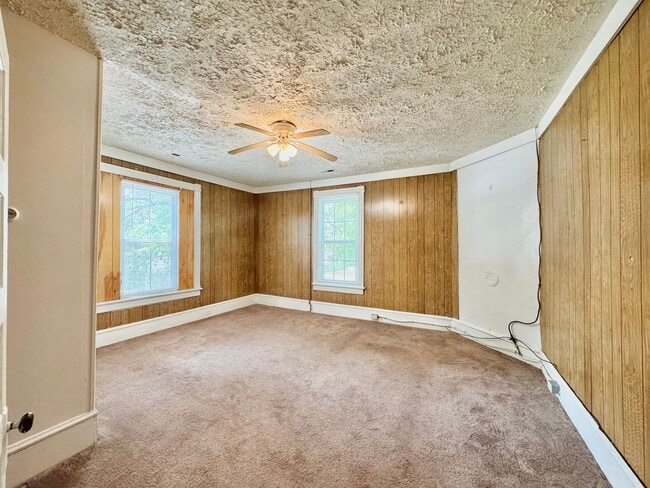 Building Photo - WATER & SEWER INCLUDED!!