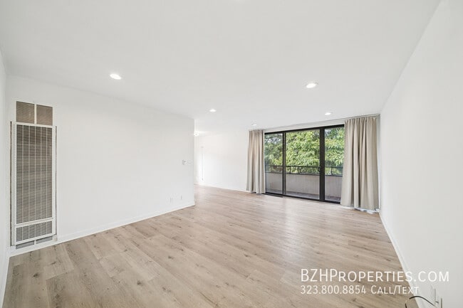 Building Photo - 7548 Hampton Ave