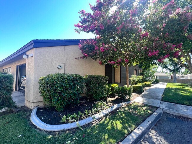 Foto del edificio - 2 Bed Condo w/Garage!