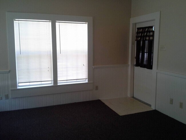 Building Photo - 107 S Division St