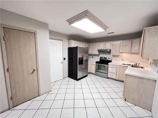 Foto del edificio - 884 N Daisy Ln