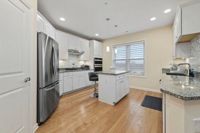 Foto del edificio - 120 University Ave