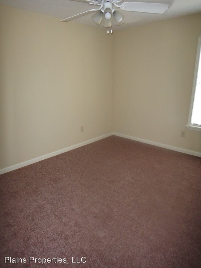 Building Photo - 705-705 Yeager Ln