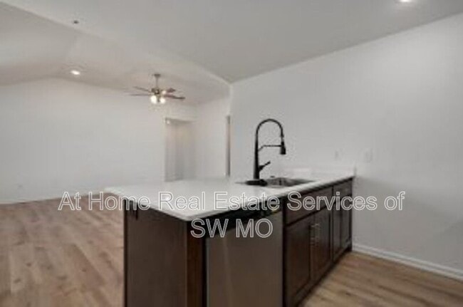 Building Photo - 875 S Silverwood Ln