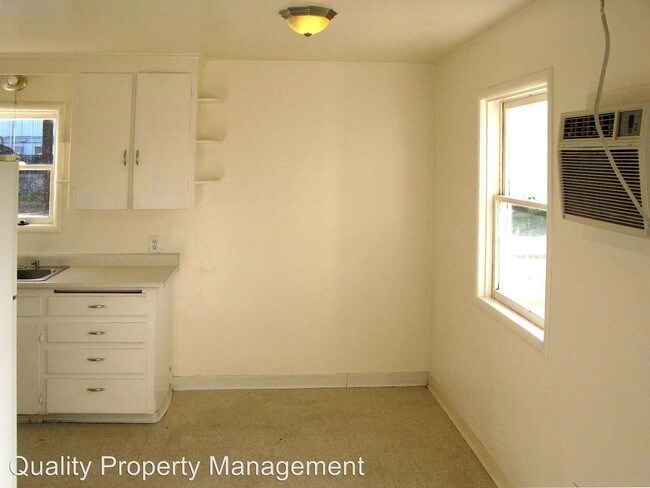 Building Photo - 831 Niantic St