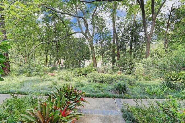 Foto del edificio - 19 Crestwood Dr