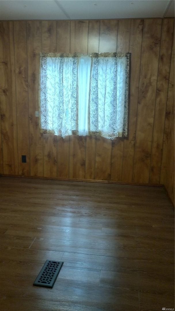 Building Photo - 3bd 1.75 ba Fenced Yard