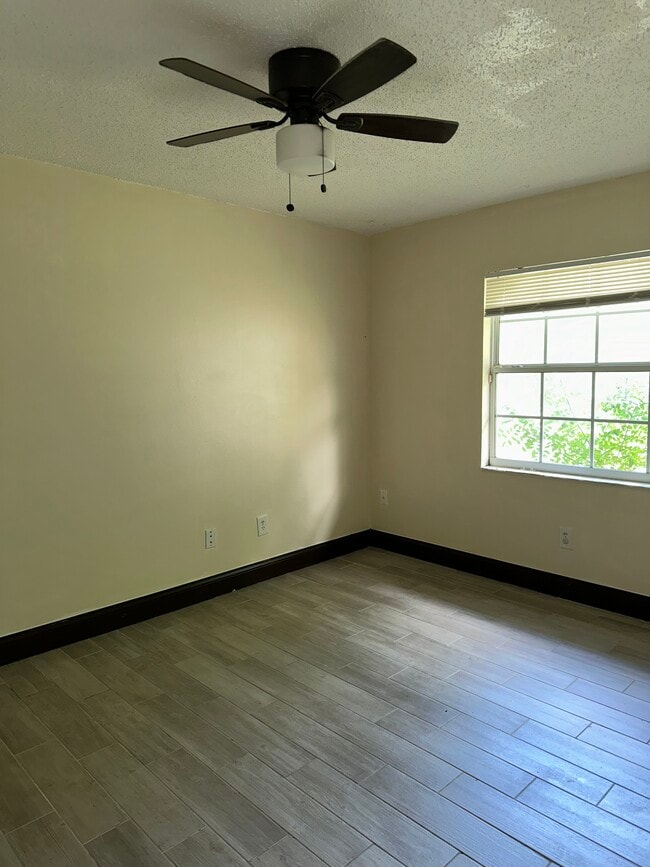 Building Photo - 5550 S Rio Grande Ave