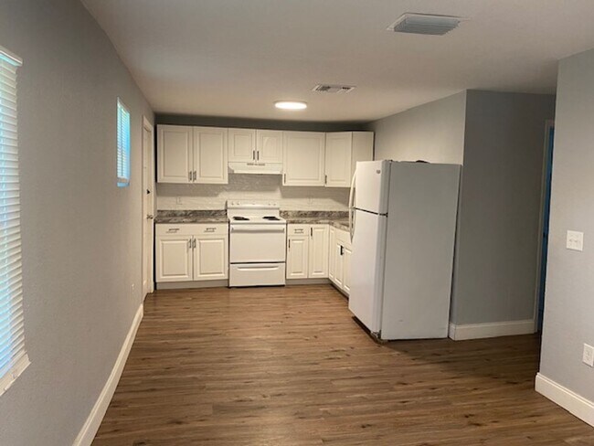 Foto del edificio - Coming November - Modern, Spacious, & Pet-...