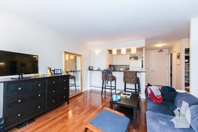 Building Photo - Fantastic Location! Gorgeous Studio condo ...