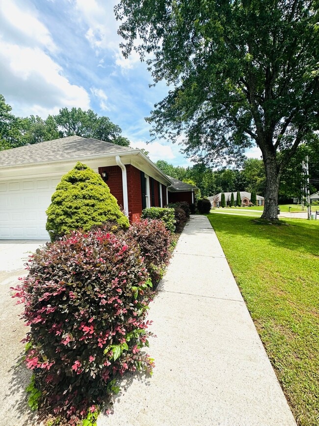 Building Photo - 101 Foxwatch Cir