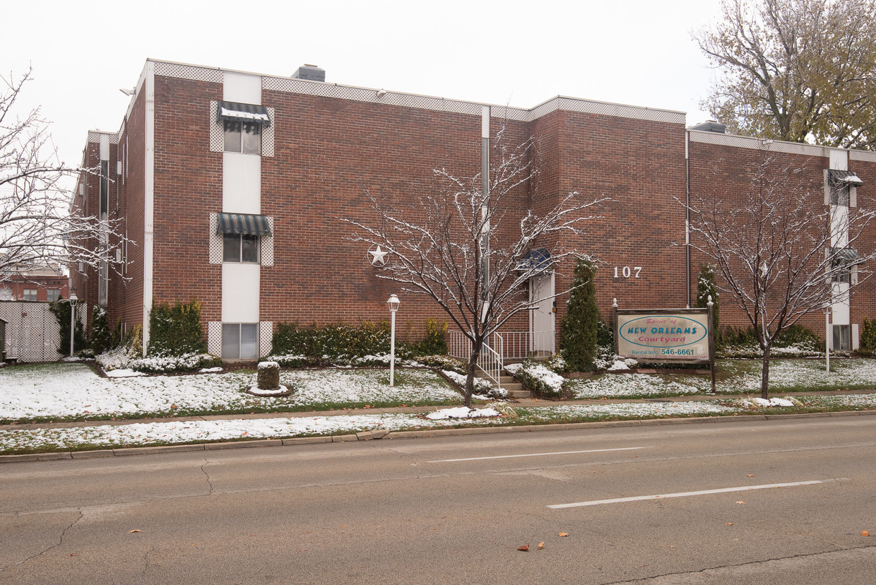 Primary Photo - 107 W Lawrence Ave
