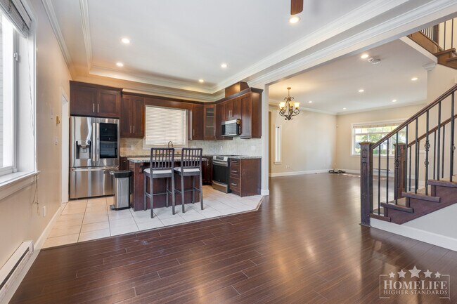 Photo du bâtiment - Stunning 4-Bedroom, 3-Bathroom Home for Re...
