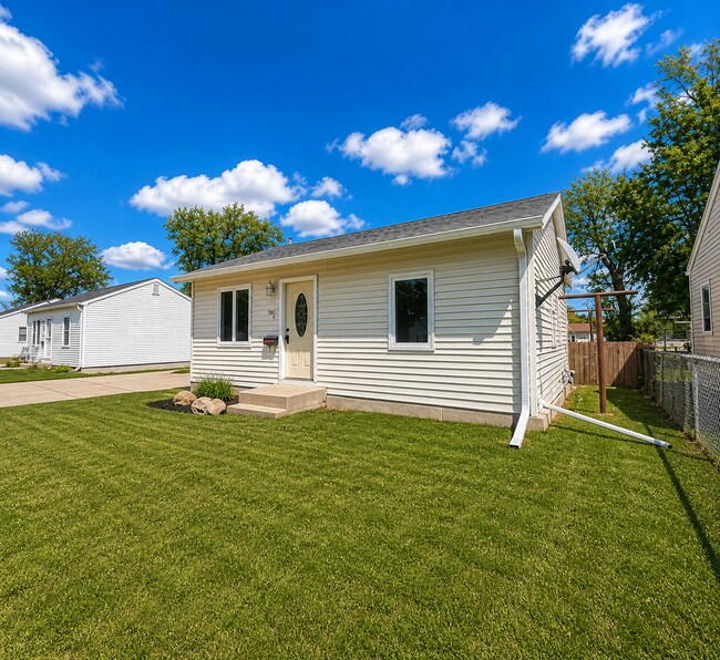 Building Photo - 2-Bedroom, 1-Bathroom Home Available