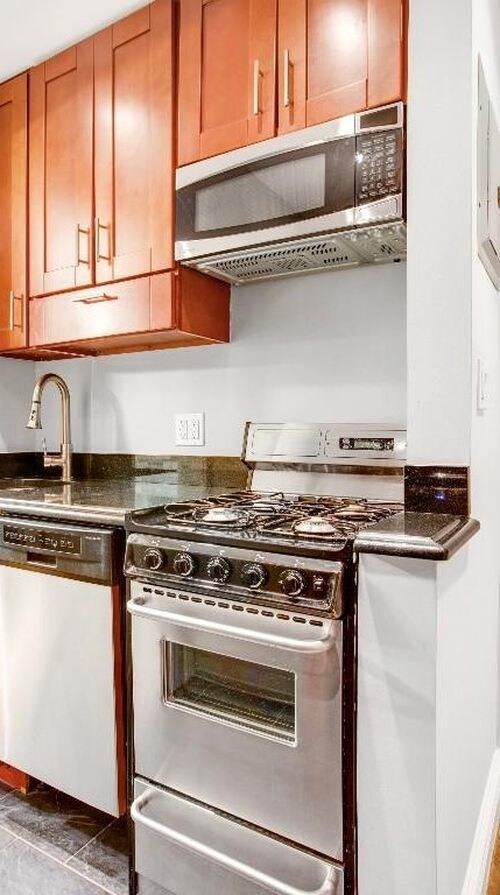 Building Photo - 347 W 53rd St