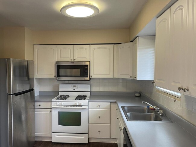 Building Photo - 240 E Rimini Ct