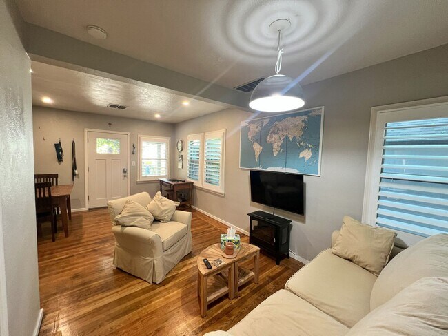 Foto del edificio - Modern Two-Story Single-Family Home in Land Park, Sacramento