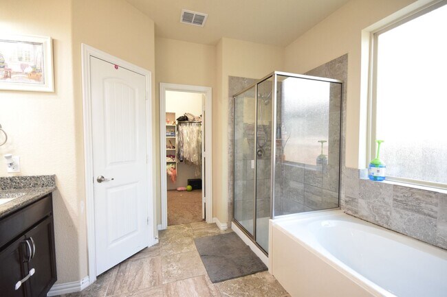 Foto del edificio - 4 bed 3 bath house in Prestwyck