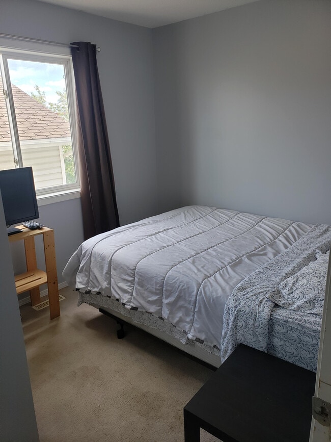 Building Photo - 10641-73ave 73 Ave