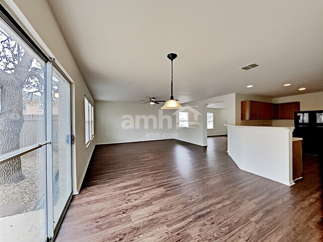 Foto del edificio - 7100 Avery Rd