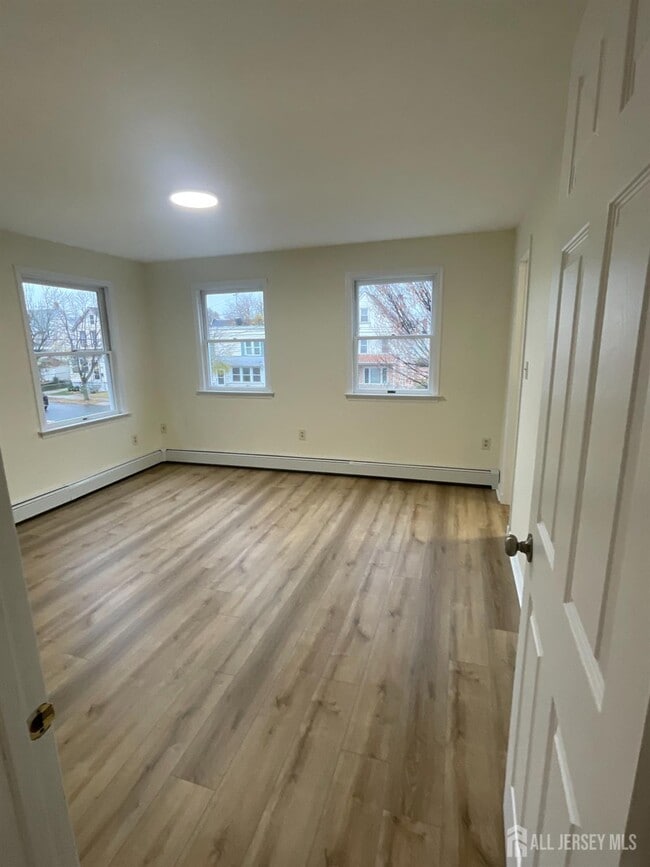 Building Photo - 351 John St