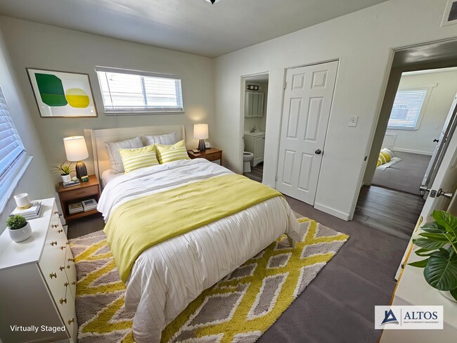 Foto del edificio - Spacious 4 bedroom 2 bath house with large backyard!