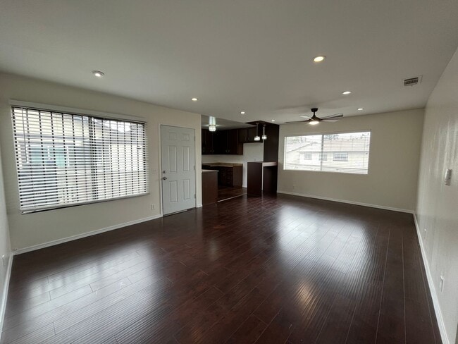 Building Photo - READY FOR MOVE-IN! 2+1 w/in-unit laundry +...