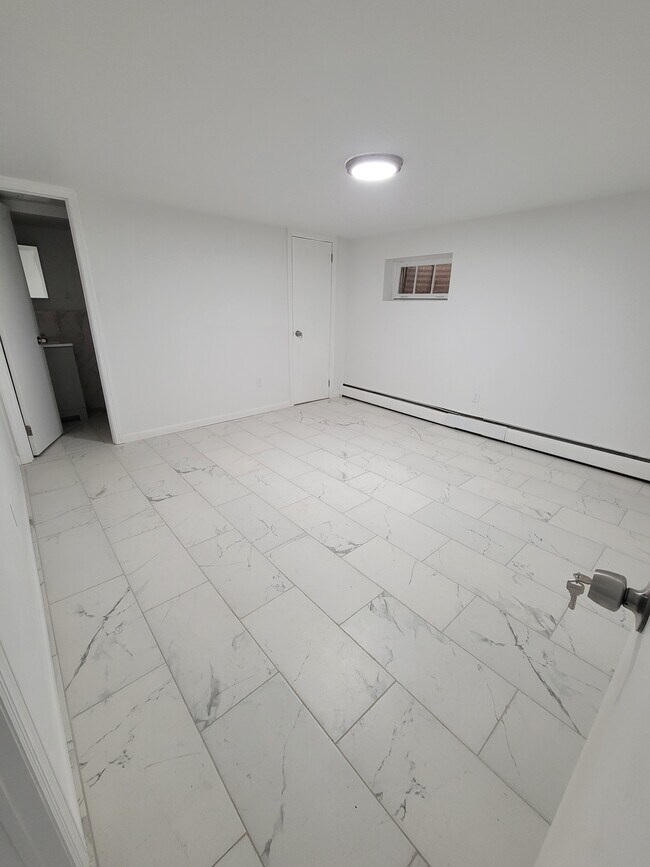 Foto del edificio - 933 E 82nd St