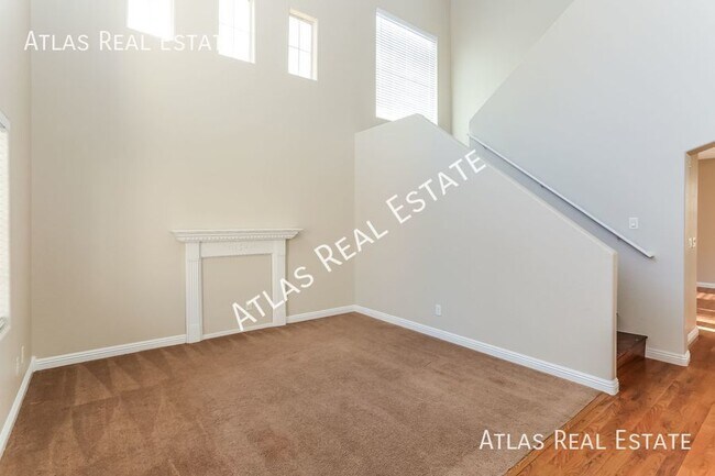 Foto del edificio - Spacious 2-Story Home with 5 Bedrooms! Nor...