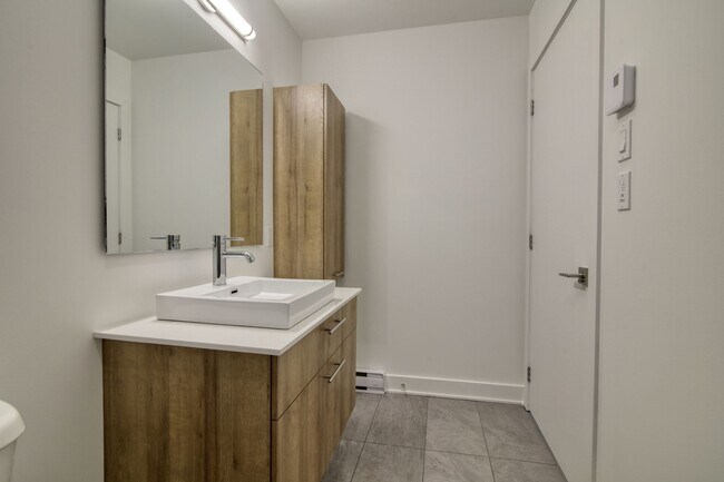 Building Photo - 9675 Av. Papineau