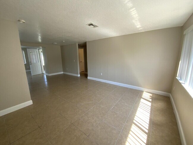 Foto del edificio - Beautiful 2 bed, 2 updated baths home in the sought-after boating community of Gulf Harbors.