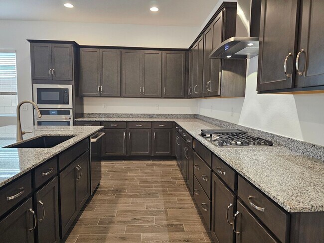 Building Photo - BEAUTIFUL NEW HOME 5 BEDROOMS 3 BATHS!